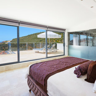 Aménagement d'une chambre parentale contemporaine de taille moyenne avec un mur blanc et un sol en marbre.