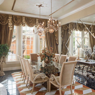 オーランドの巨大な地中海スタイルのLDKの画像 (ベージュの壁、大理石の床、暖炉なし、マルチカラーの床)