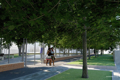 Immagine di un grande giardino minimal esposto in pieno sole in cortile con pavimentazioni in cemento
