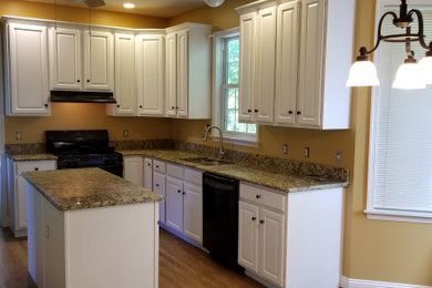 Kitchen - traditional kitchen idea in Philadelphia