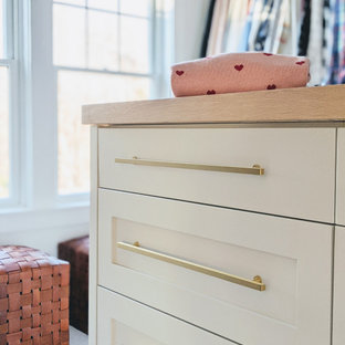 Ispirazione per un armadio incassato unisex chic con ante in stile shaker, ante beige, moquette e pavimento beige