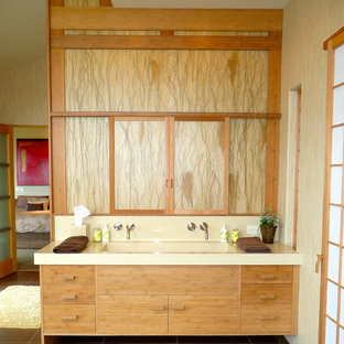 Idée de décoration pour une salle de bain principale design de taille moyenne avec des carreaux de porcelaine, une grande vasque, un placard à porte plane, des portes de placard en bois brun et un plan de toilette en surface solide.
