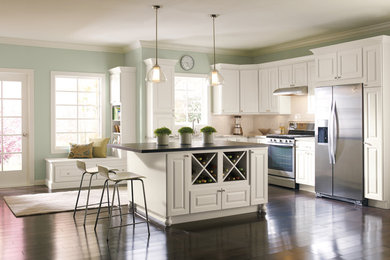 Kitchen - kitchen idea in New York
