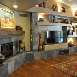 Mittelgroßes, Offenes, Repräsentatives Mediterranes Wohnzimmer mit beiger Wandfarbe, dunklem Holzboden, Eckkamin, Kaminsims aus Stein, freistehendem TV und braunem Boden in Phoenix