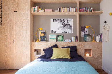 Идея дизайна: большая хозяйская спальня в стиле ретро с бежевыми стенами и паркетным полом среднего тона