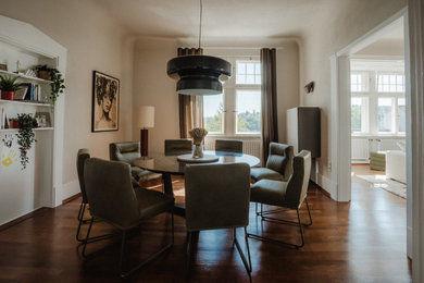 Offenes, Mittelgroßes Modernes Esszimmer mit beiger Wandfarbe, braunem Holzboden, braunem Boden und gewölbter Decke in Stuttgart