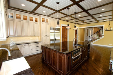 Example of an arts and crafts kitchen design in Chicago