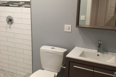 Example of a minimalist bathroom design in Chicago