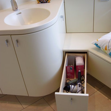 Corian-Waschtisch mit Spiegelschrank und Sitzbank
