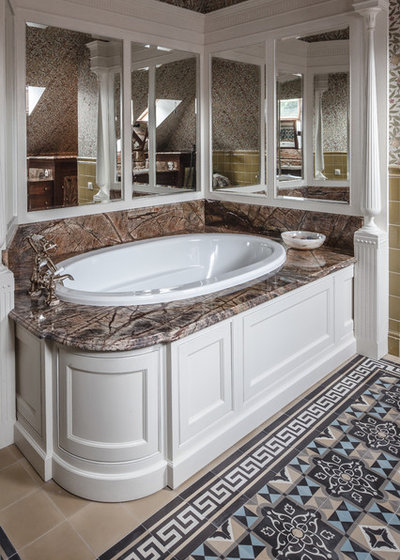 Классический Ванная комната by Rosbri Decor Studio