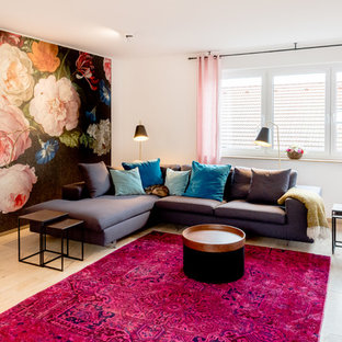 Exempel på ett modernt separat vardagsrum, med ett finrum, vita väggar, ljust trägolv och beiget golv