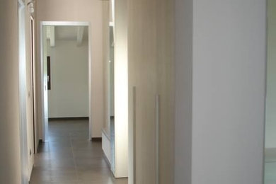 Imagen de recibidores y pasillos modernos grandes con paredes blancas y suelo de baldosas de cerámica