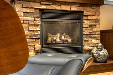 Home office - contemporary home office idea in Toronto