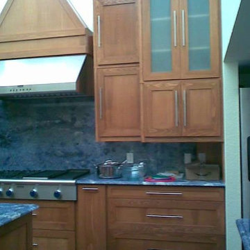 Double Upper, Shaker Style Custom Kitchen with Custom Island Counter