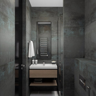Imagen de cuarto de baño con ducha, contemporáneo, de tamaño medio, con armarios con paneles lisos, puertas de armario beige, ducha empotrada, baldosas y/o azulejos grises, suelo de baldosas de porcelana, lavabo integrado, suelo gris y encimeras blancas
