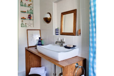 ニューヨークにあるラスティックスタイルのおしゃれな浴室 (淡色木目調キャビネット、置き型浴槽、シャワー付き浴槽	、白いタイル、磁器タイル、白い壁、モザイクタイル、ベッセル式洗面器、木製洗面台、白い床、シャワーカーテン) の写真