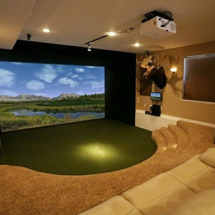 Ispirazione per un piccolo home theatre moderno chiuso con pareti beige, moquette, schermo di proiezione e pavimento beige