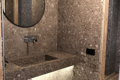 Foto di una stanza da bagno minimal con piastrelle grigie, piastrelle in ceramica, pavimento con piastrelle in ceramica, lavabo da incasso, top piastrellato e pavimento marrone