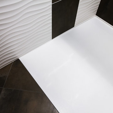Mélange de matière et de couleurs dans cette douche à l'italienne