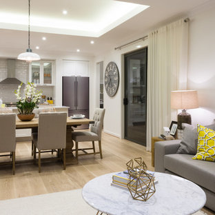 マンチェスターの小さいコンテンポラリースタイルのLDKの画像 (白い壁、淡色無垢フローリング)