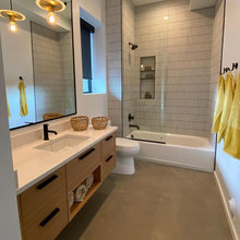 Bathroom (upstairs)