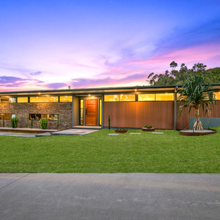 Idéer för att renovera ett retro brunt hus, med allt i ett plan, blandad fasad och platt tak