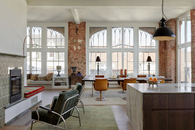Geräumiges Wohnzimmer mit braunem Holzboden und Kaminofen in Düsseldorf