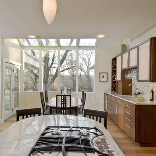 他の地域の中サイズのおしゃれなウェットバー (アンダーカウンターシンク、フラットパネル扉のキャビネット、中間色木目調キャビネット、御影石カウンター、マルチカラーのキッチンパネル、ガラスタイルのキッチンパネル、竹フローリング) の写真