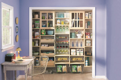 Example of a trendy closet design in New York