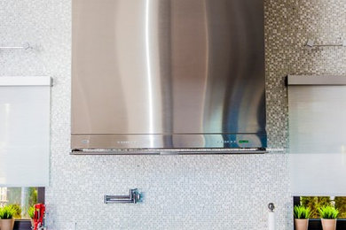 Kitchen - modern kitchen idea in Montreal