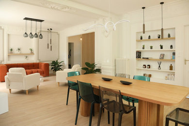Aménagement d'une grande salle à manger contemporaine.
