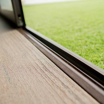 Cerramiento de terraza con techo fijo y cortinas de cristal