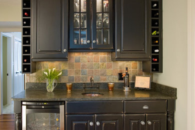 Design ideas for a traditional kitchen in Cleveland.