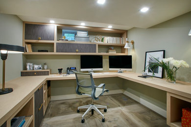 Imagen de despacho clásico renovado pequeño sin chimenea con paredes verdes, suelo de baldosas de porcelana, escritorio empotrado y suelo gris