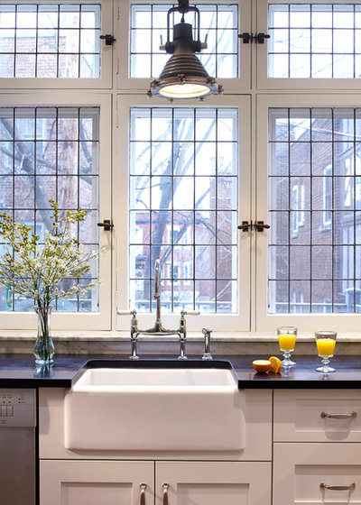 Which Faucet Goes With a Farmhouse Sink?