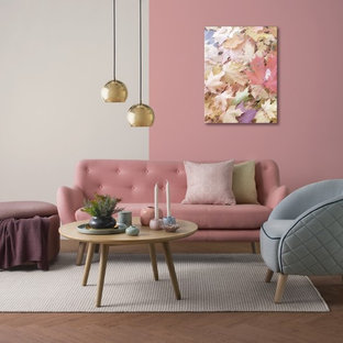 Esempio di un piccolo soggiorno moderno con pareti bianche, moquette, camino classico, cornice del camino piastrellata e pavimento grigio