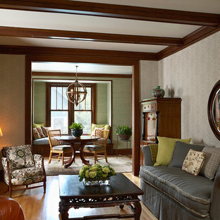 Idee per un piccolo soggiorno stile americano chiuso con sala formale, pavimento in legno massello medio e nessuna TV