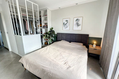 Diseño de dormitorio principal contemporáneo de tamaño medio sin chimenea con paredes multicolor y suelo gris