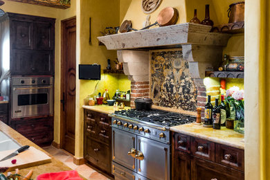 Example of a tuscan kitchen design in Las Vegas
