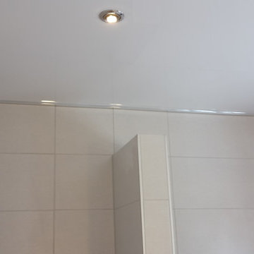 Barrierefreies, komfortables Badezimmer mit Lackspanndecke