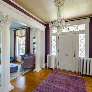 リッチモンドの片開きドアトラディショナルスタイルのおしゃれな玄関ロビー (紫の壁、無垢フローリング、白いドア、茶色い床) の写真