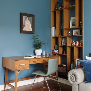 Свежая идея для дизайна: рабочее место в современном стиле с синими стенами, паркетным полом среднего тона, отдельно стоящим рабочим столом и коричневым полом - отличное фото интерьера
