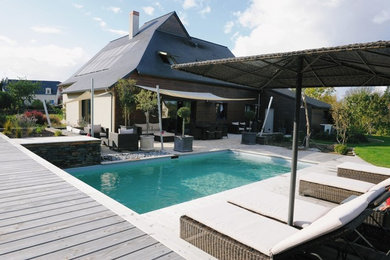 Aménagement d'une grande piscine arrière contemporaine.
