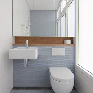 Immagine di una stanza da bagno minimalista con lavabo sospeso e pavimento con piastrelle a mosaico