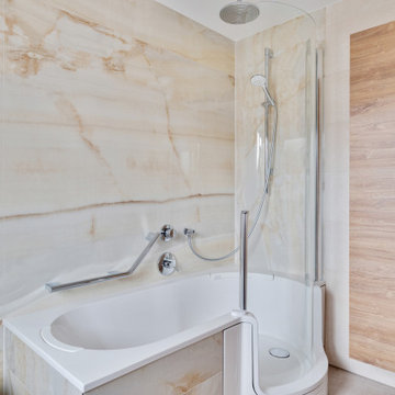 Symbiose von warmen Marmor und Holz | Elegantes Bad in München