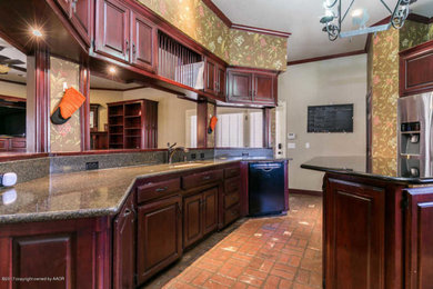Example of a classic kitchen design in Austin