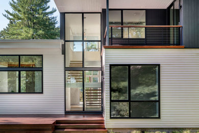 Ejemplo de fachada de casa multicolor y blanca vintage de tamaño medio de dos plantas