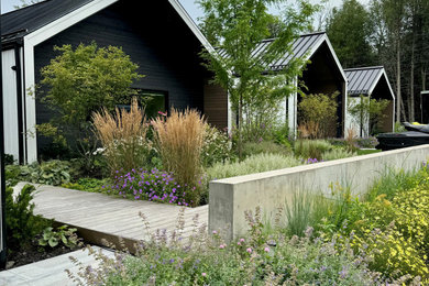Design ideas for a contemporary landscaping in Toronto.