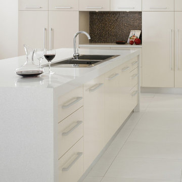Modern white kitchen with mosaic back splash