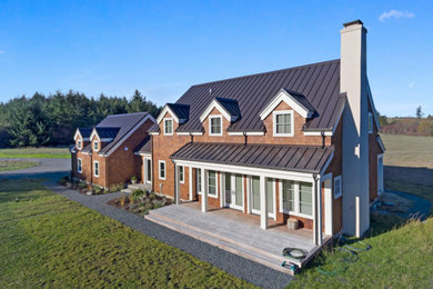 Modelo de fachada de casa marrón y marrón de estilo de casa de campo grande de dos plantas con revestimiento de madera, tejado a dos aguas, tejado de metal y teja